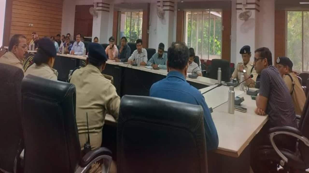 कलेक्टर आशीष सिंह